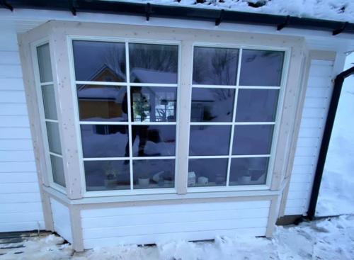 Nye vinduer og renovering av soverom med ny skyvedørsgarderobe til kunde i kabelvåg.